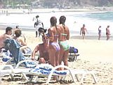 visitantes en playa el palmar en Ixtapa