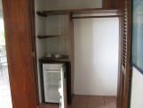 mini refrigerador y closet