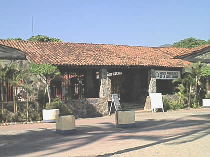 Exterior Museo de Arqueologa de la Costa Grande