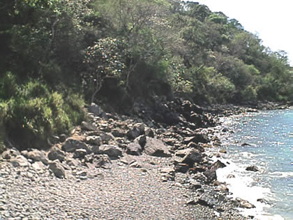 Camino alternativo a abordar lancha hacia la playa