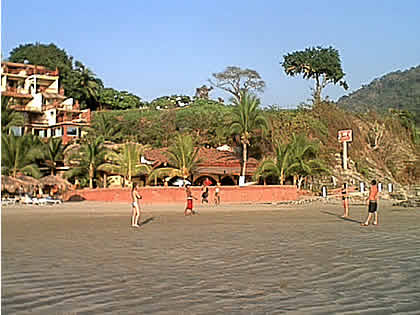 Jóvenes practicando deporte en la playa la