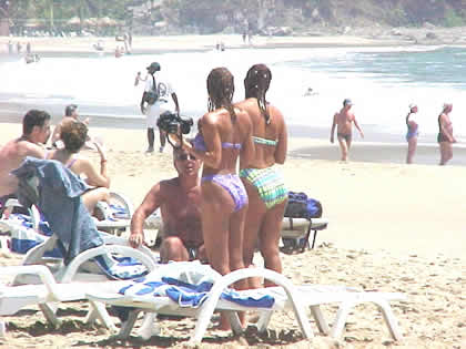 visitantes en playa el palmar en Ixtapa