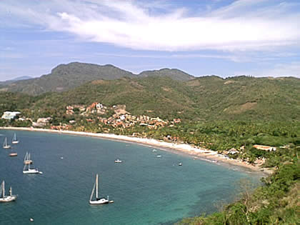 Vista de playa la ropa desde la carretera a playa