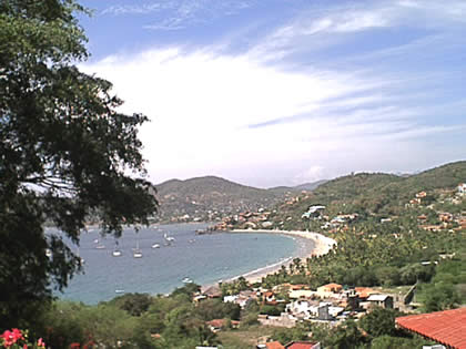 Vista de playa la ropa desde la carretera a playa