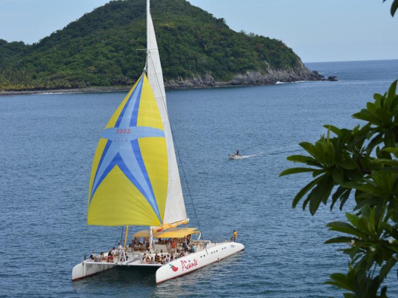 Picante Paseo en Bote en Zihuatanejo