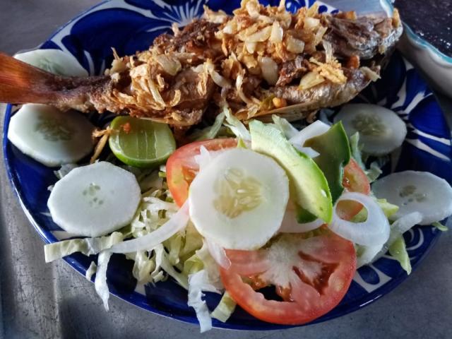 Pescado Frito con Ensalada