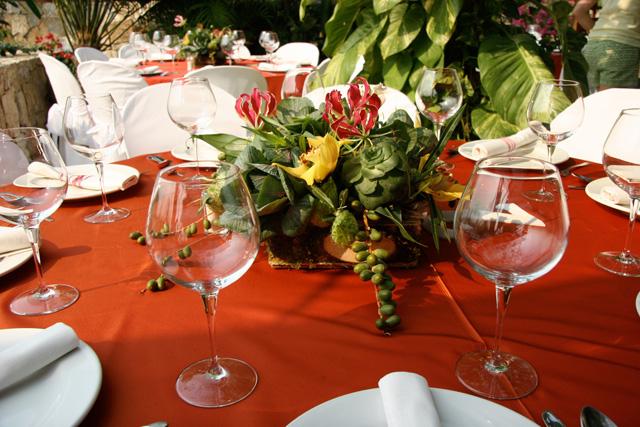 Centro de mesa con orquideas y lilis gloriosas