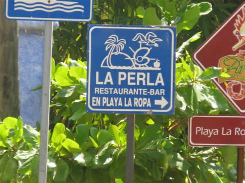 acceso al restaurante La Perla, frente a Casa Medina