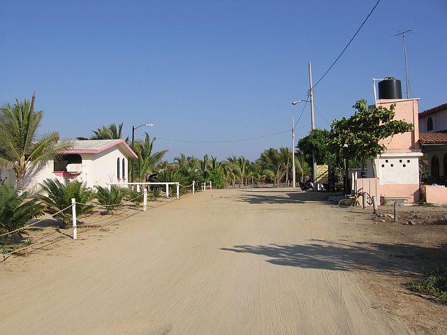 Acceso de camino Playa Larga