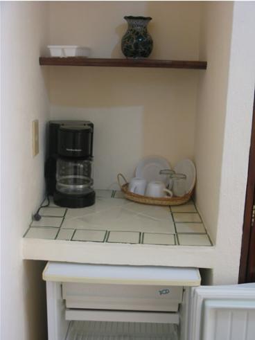 Cafetera y mini-refrigerador en la habitación