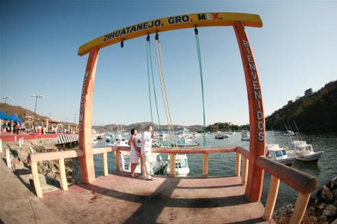 muelle de Zihuatanejo, a dos cuadras del hotel casa celeste