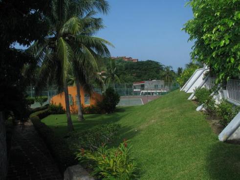 Jardin y Cancha de Tenis en Casa Bonita