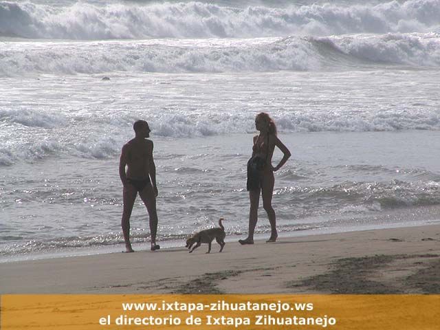 Pareja en playa Troncones