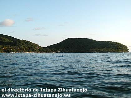 Vista de playa Las Gatas desde la bahia de Zihuatanejo, Tomada desde una Kayac.