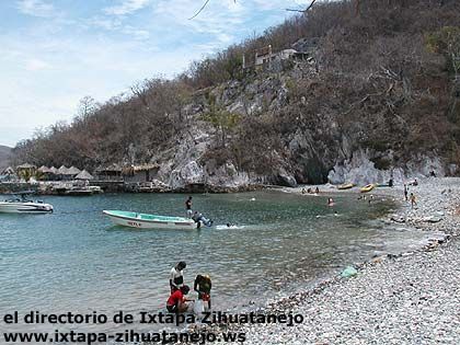 La playa ms rocosa dentro de la baha de Zihuatanejo
